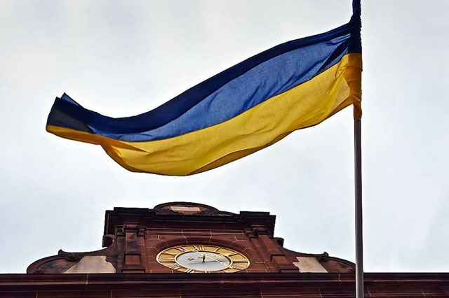 Die Flagge der Ukraine weht am Freiburger Rathaus.  | Foto: Michael Bamberger