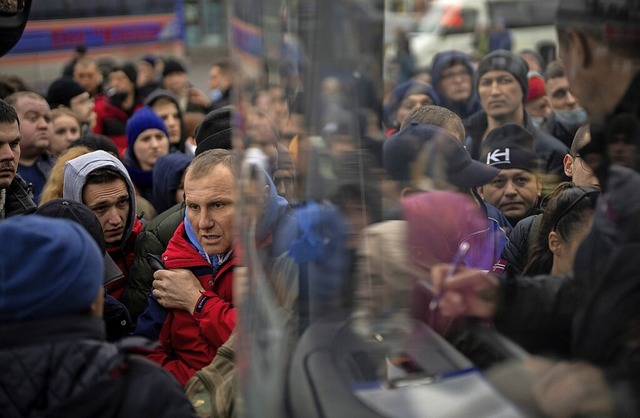 In Kiew versuchen am Donnerstag viele Menschen, die Stadt per Bus zu verlassen.  | Foto: Emilio Morenatti (dpa)