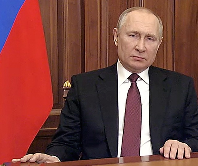 Putin whrend seiner Fernsehansprache  | Foto: -- (dpa)