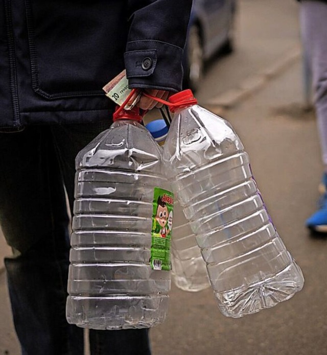 In Kiew ist die Wasserversorgung derzeit unterbrochen.  | Foto: Emilio Morenatti (dpa)