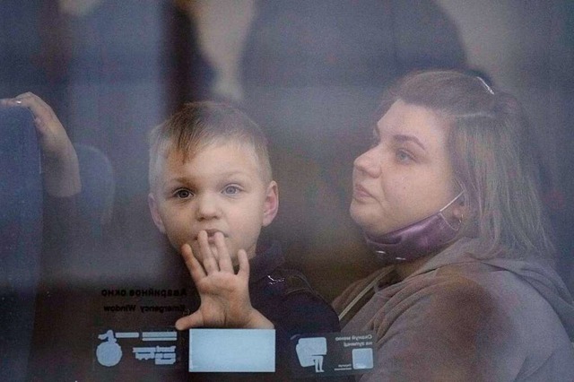 Kramatorsk in der Region Donezk im Ost...in Kind sitzen in einem Zug nach Kiew.  | Foto: Vadim Ghirda (dpa)