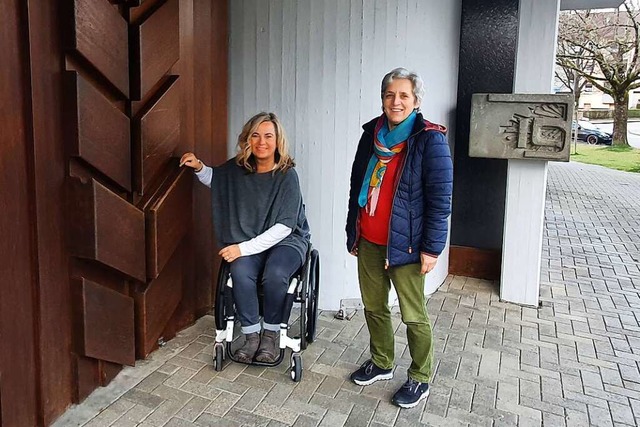 Esther Weber (links) und Gemeinderefer...wer machen, in die Kirche zu gelangen.  | Foto: Michael Strter