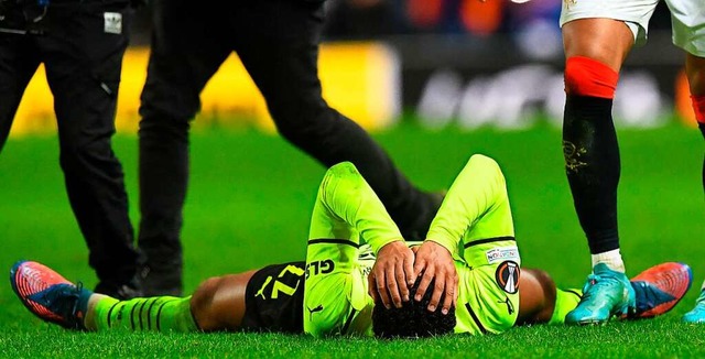 Der Dortmunder Jude Bellingham liegt enttuscht am Boden.   | Foto: ANDY BUCHANAN (AFP)