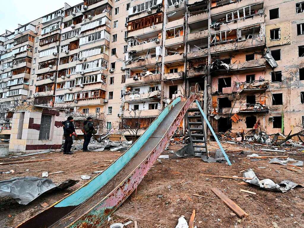 Kiew: Blick auf ein nach einem Raketenangriff beschdigtes Wohnhaus.