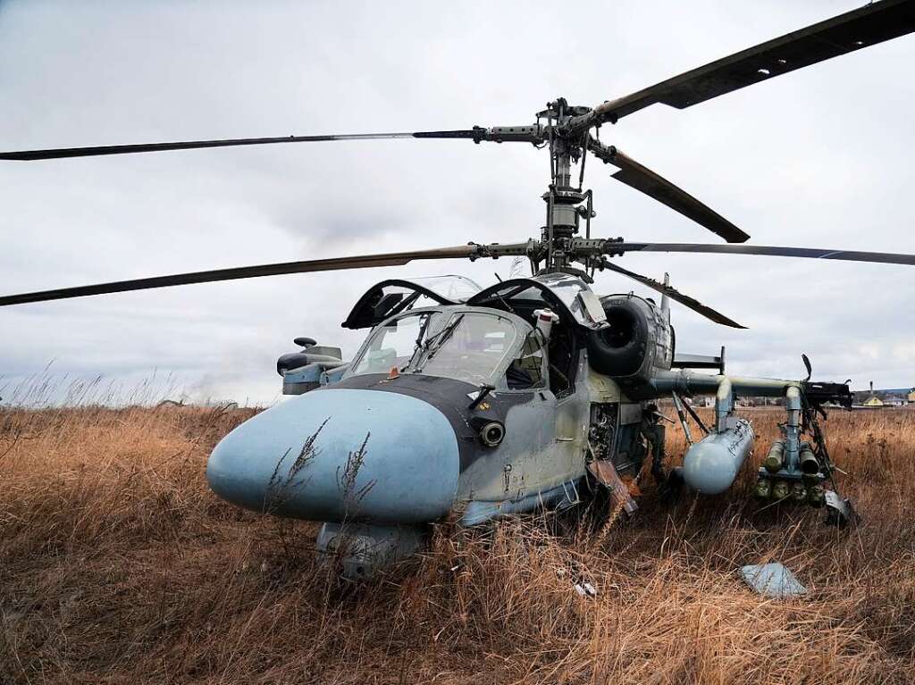 Kiew: Ein russischer Ka-52-Kampfhubschrauber steht nach einer Notlandung auerhalb der ukrainischen Hauptstadt auf einem Feld. Russische Truppen haben ihren erwarteten Angriff auf die Ukrain