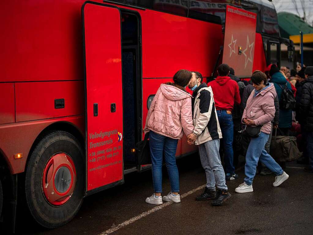 Kiew: Ein Paar ksst sich zum Abschied, bevor die Frau einen Bus besteigt, der Kiew verlsst.