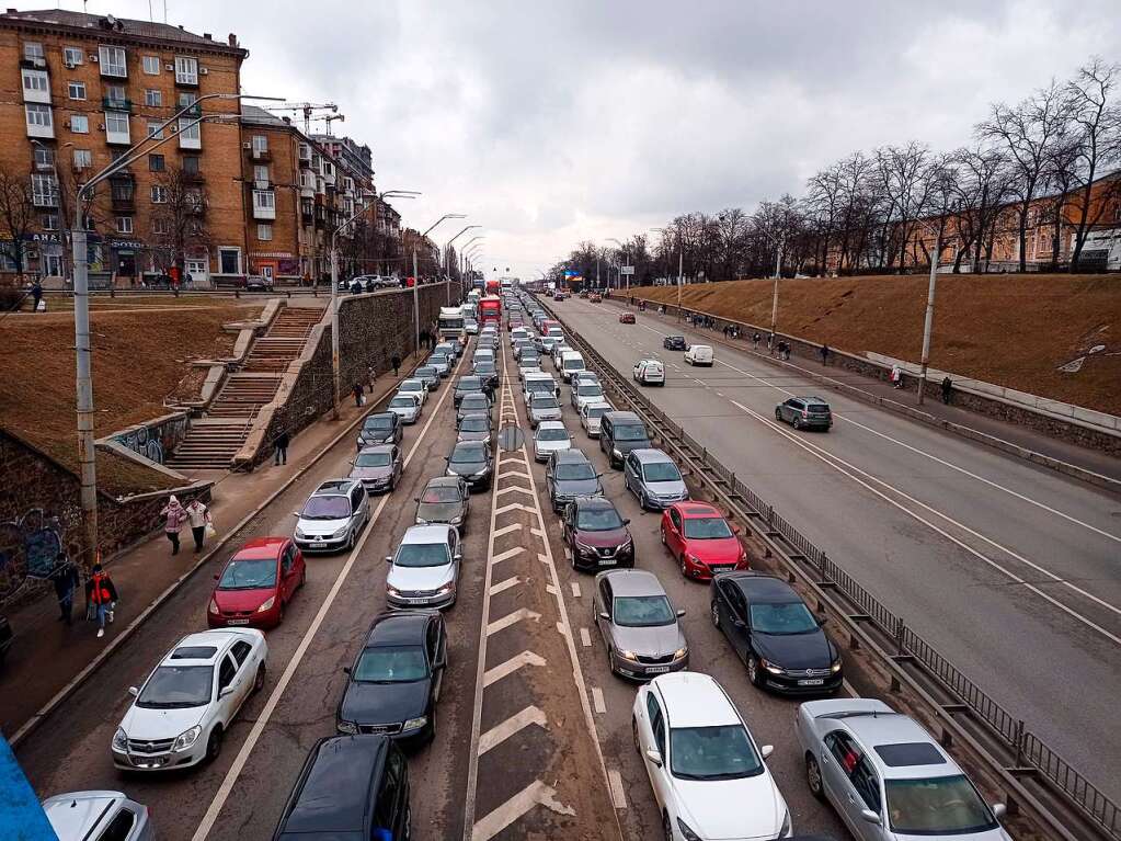 Kiew: Fahrzeuge stehen in einer Schlange, whrend sie aus Kiew herausfahren.