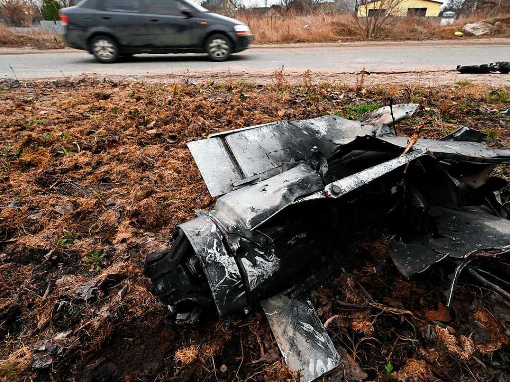 Raketenreste neben einer Strae in der Nhe von Kiew