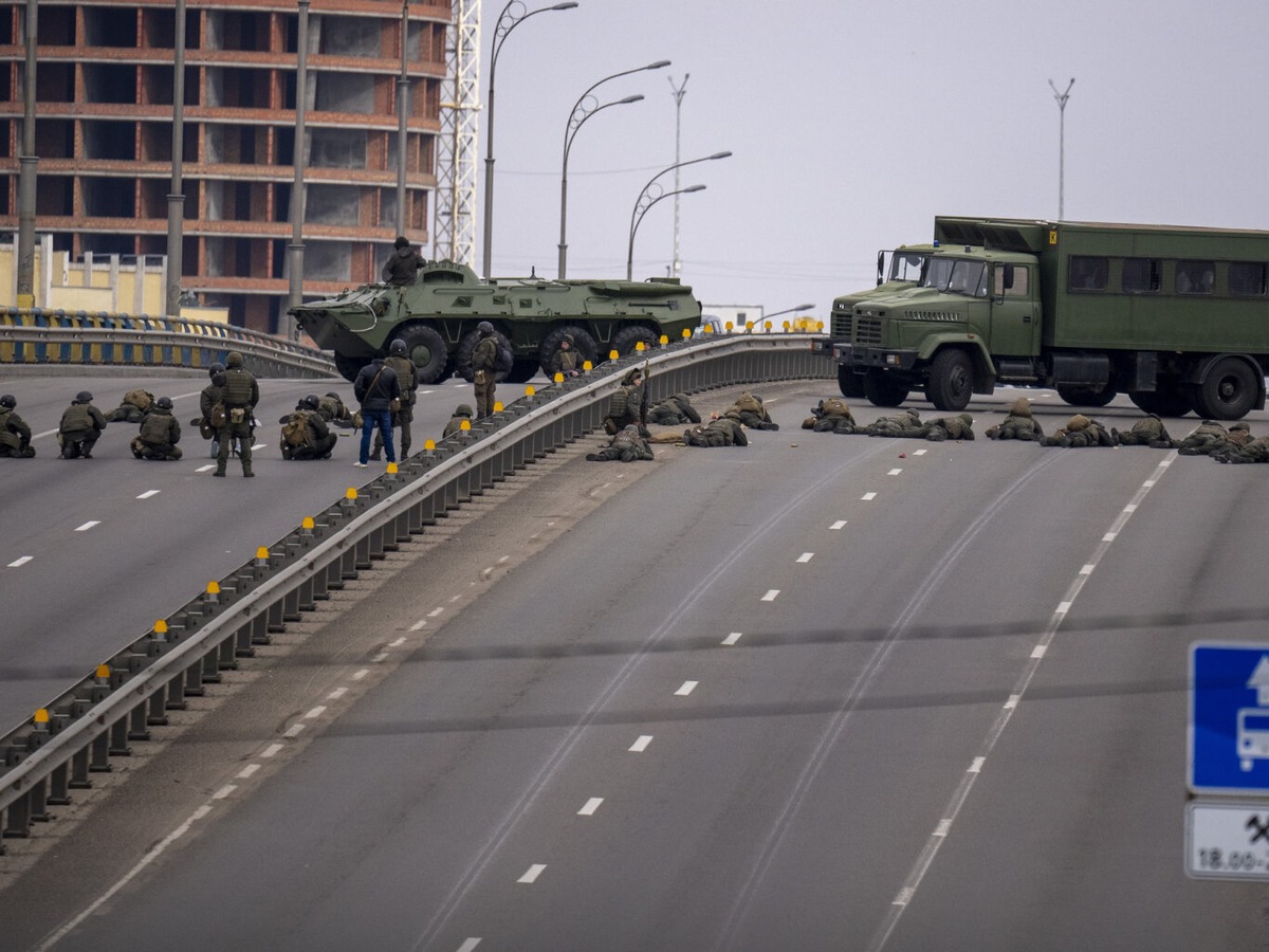 Ukrainische Soldaten beziehen Stellung auf einer Brcke.