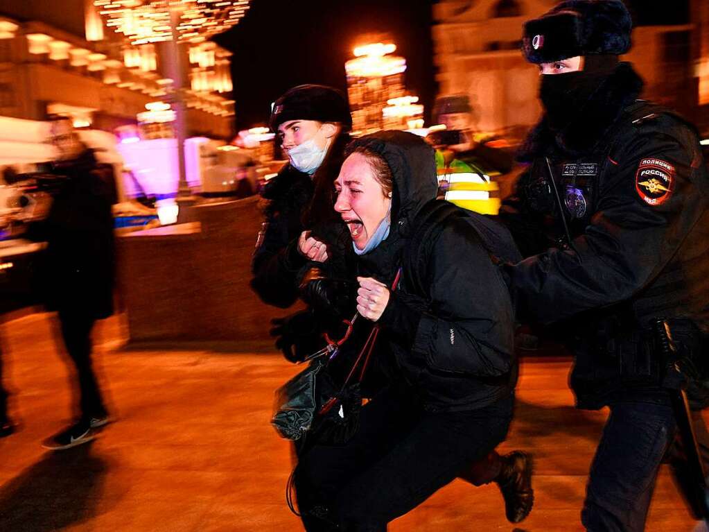 Moskau, Russland: Polizisten verhaften eine Frau bei einer Demonstration gegen Russlands Angriff auf die Ukraine.