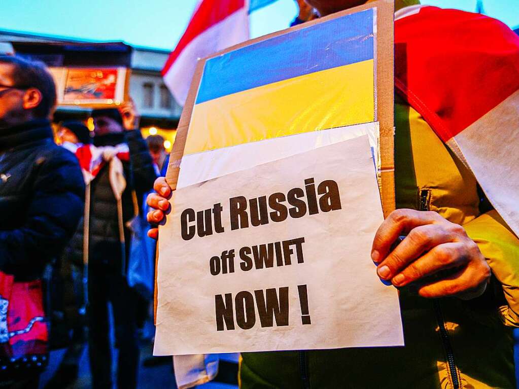 „Russland jetzt abschneiden!“ steht auf dem Plakat eines Demonstranten bei einem Protestzug in Polen, Krakau.