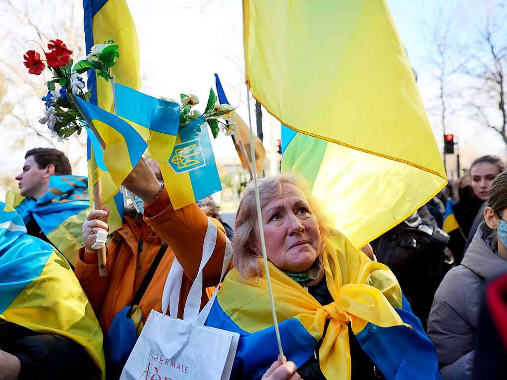 Ukrainerinnen und Ukrainer demonstrieren vor der russischen Botschaft in Paris, Frankreich.