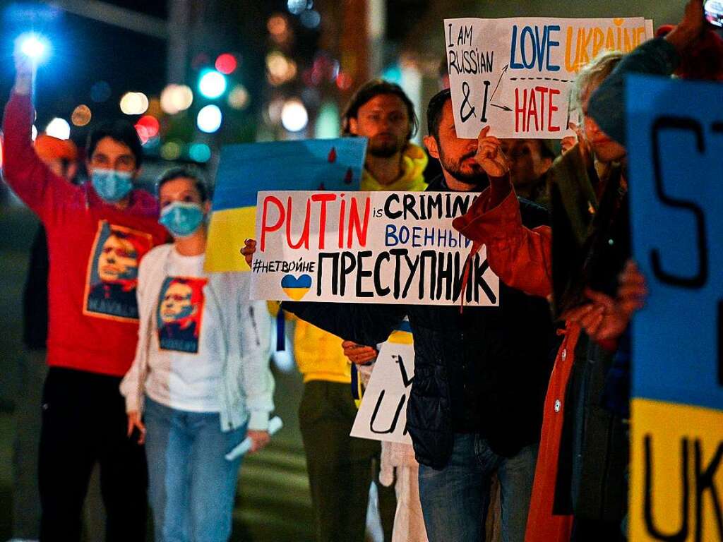 Menschen gehen in Los Angeles, USA, gegen Russland Angriff auf die Ukraine auf die Strae.