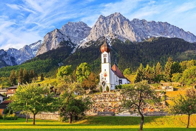 Blick vom Ort Grainau aus auf das Zugspitzmassiv  | Foto: Noppasinw (stock.adobe.com)