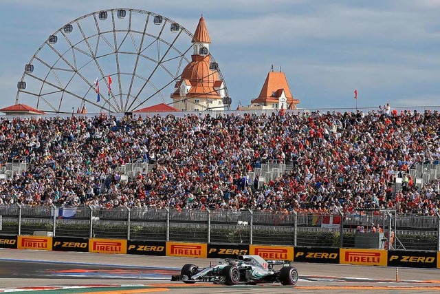 Lewis Hamilton fhrt im Jahr 2018 im A...hr wird dort kein Rennen ausgetragen.   | Foto: Sergei Grits