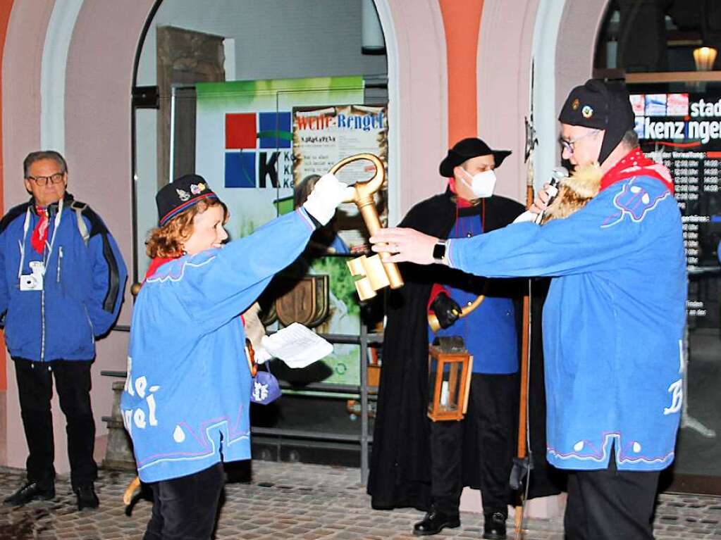 Fasnetsauftakt in Kenzingen: Schlsselbergabe vom Schulthei Guderjan an Oberzunftmeisterin Shkodra.