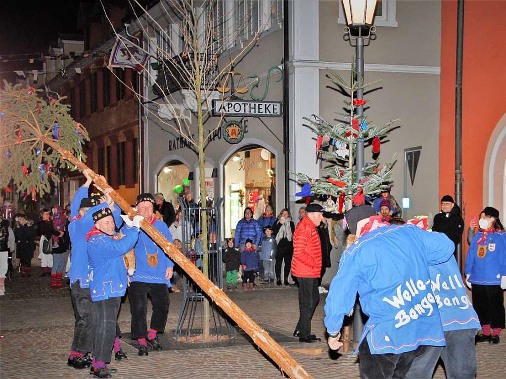 Fasnetsauftakt in Kenzingen: Aufs Narrenbaumstellen hat die Zunft nicht verzichtet.