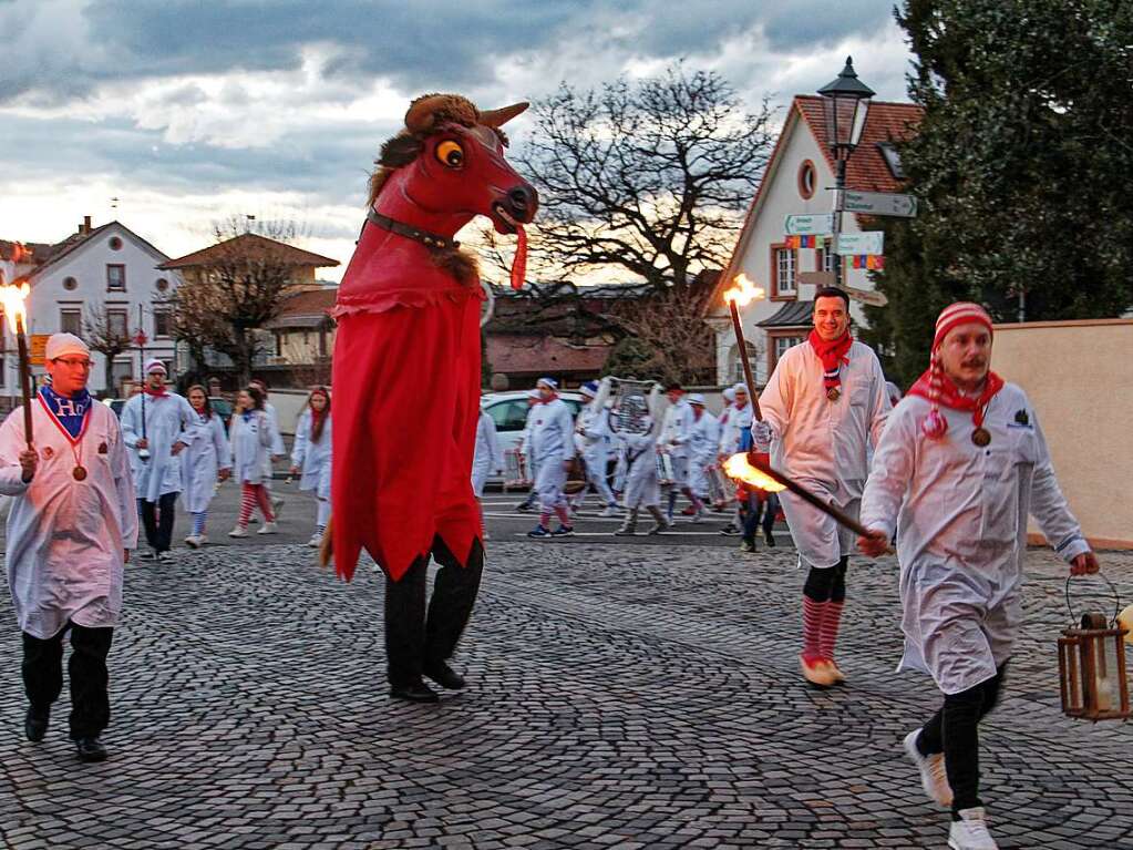 Szenen vom Fasnetsauftakt am Donnerstagabend in Endingen: Stadttier und Spielmannszug kommen.