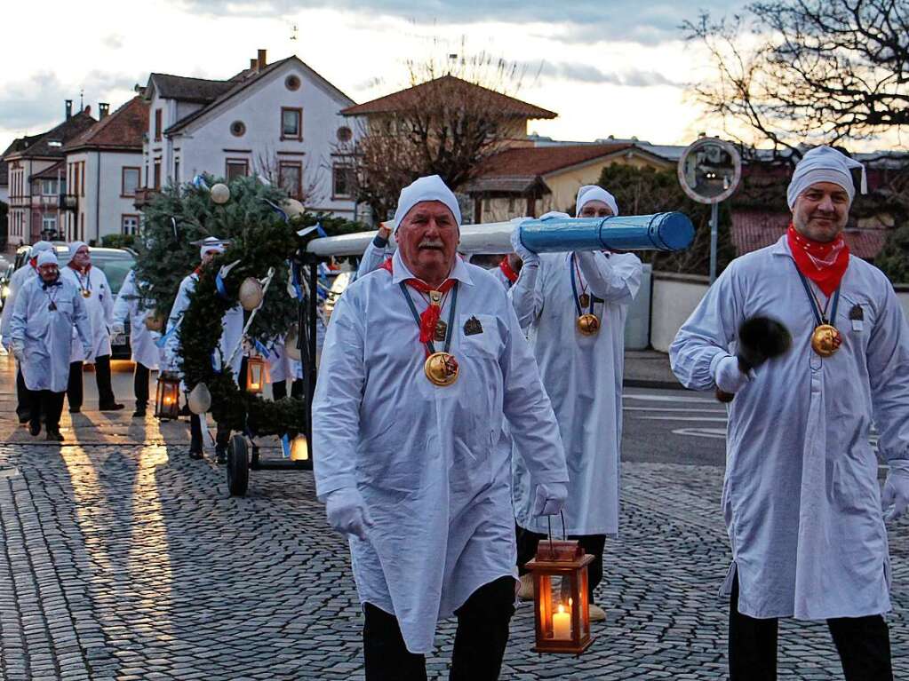 Szenen vom Fasnetsauftakt am Donnerstagabend in Endingen: Die Zunftrte tragen den Narrenbaum.