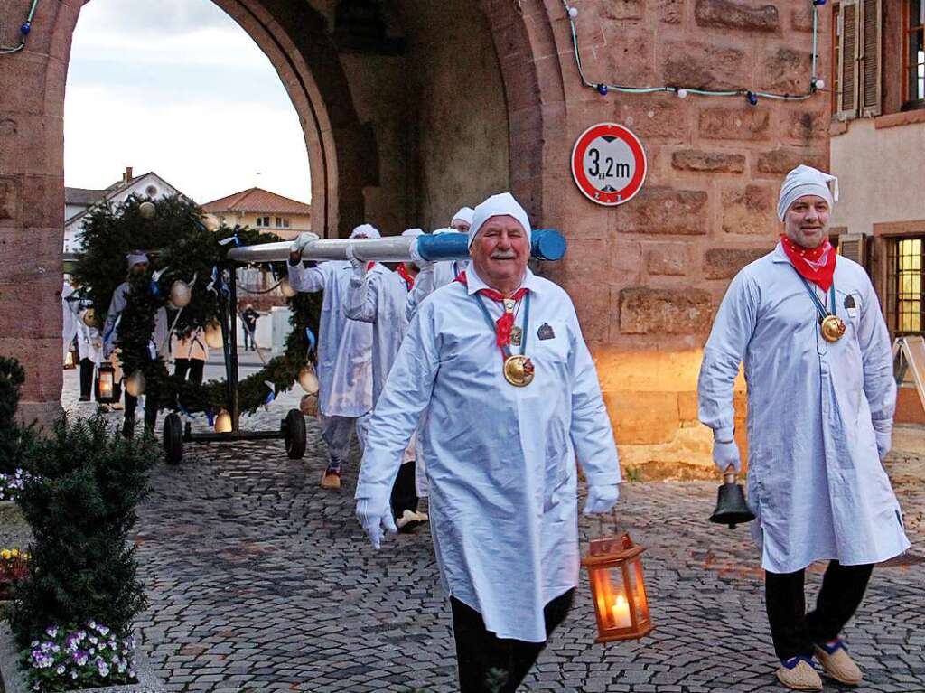 Szenen vom Fasnetsauftakt am Donnerstagabend in Endingen: Die Zunftrte tragen den Narrenbaum.