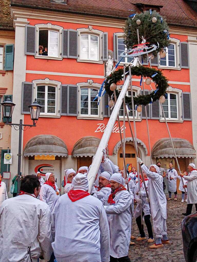 Szenen vom Fasnetsauftakt am Donnerstagabend in Endingen: Die Zunftrte richten den Narrenbaum auf.