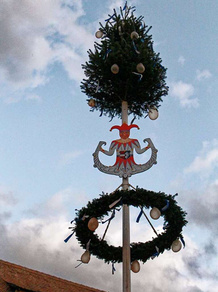 Szenen vom Fasnetsauftakt am Donnerstagabend in Endingen: Der Narrenbaum steht.