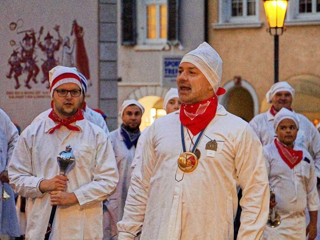 Szenen vom Fasnetsauftakt am Donnerstagabend in Endingen: Oberzunftmeister Ralph Baumann bei seiner kurzen Ansprache.