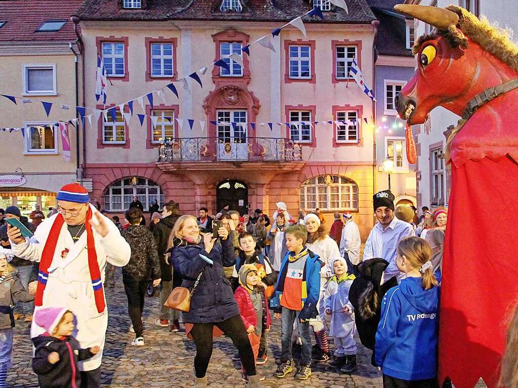 Szenen vom Fasnetsauftakt am Donnerstagabend in Endingen: Fotoshooting  mit dem Stadttier.