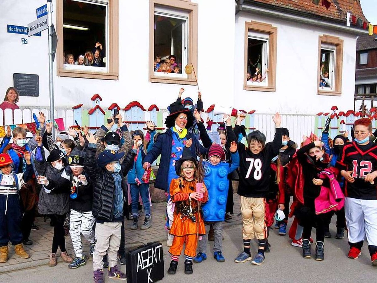 Fasnetsauftakt in Nordweil: Groen Spa hatten die Schulkinder mit den Kindergartenkindern bei ihrem nrrischen Auftritt vor der Nordweiler Kita.