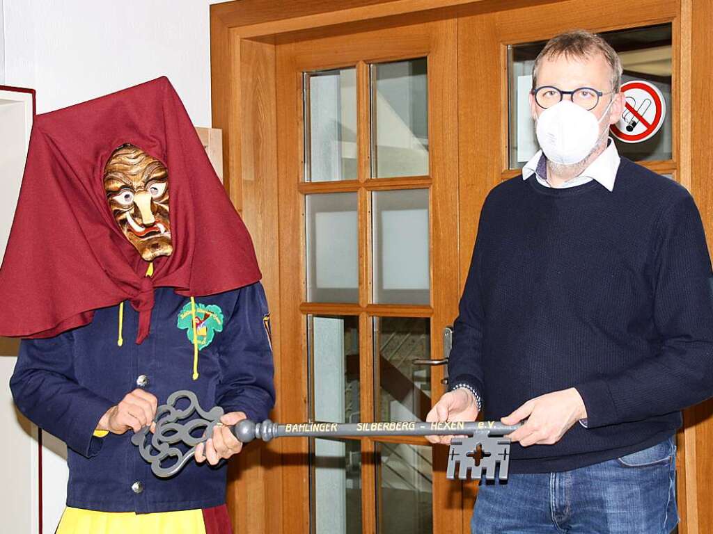 Schlsselbergabe ohne Spektakel im Bahlinger Rathaus zwischen Brgermeister Harald Lotis und Oberhexe Patrick Ernst.