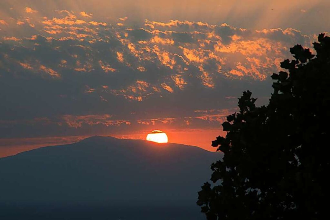 Blick von Badenweiler auf den Sonnenuntergang ber dem Grand Ballon  | Foto: Jan Peter Tripp