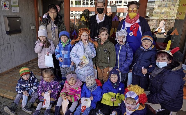 Die Kinder des Kindergartens in Grwih...nschtig und ber die leckeren Ttchen.  | Foto: Hans-Jrgen Sackmann