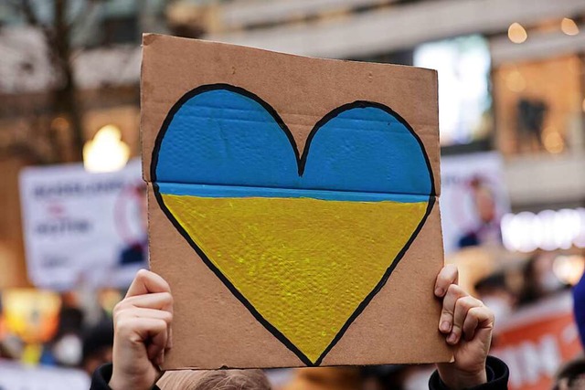 Mit dem Herzen in der Ukraine: Junge F...ber den Krieg in ihrer Heimat denken.  | Foto: David Young (dpa)