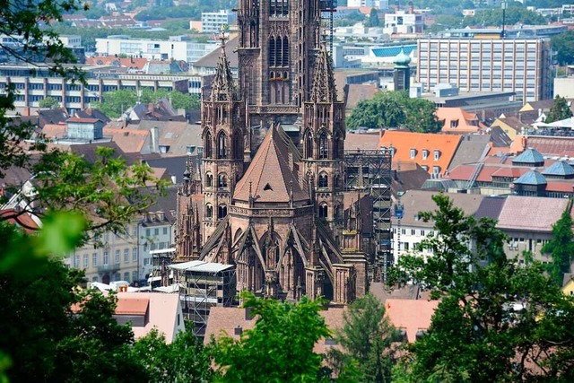 Der Schlossberg soll bald noch mehr bieten als tolle Ausblicke auf die Stadt.  | Foto: Ingo Schneider