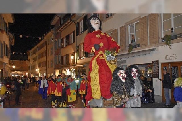 Frau Fasnacht hngt am Turm