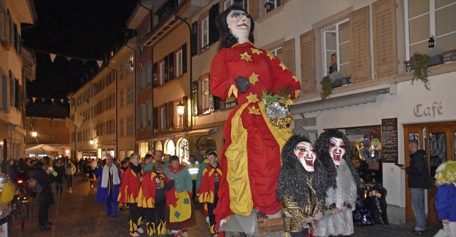 Auch Narren aus Badisch-Rheinfelden folgten Frau Fasnacht zum Obertorturm.   | Foto: Horatio Gollin