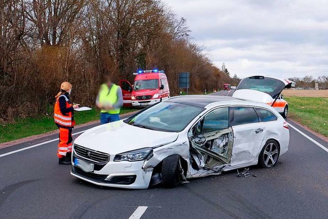 Warum der Unfallverursacher seine Fahr...stie mit einem weien Kombi zusammen.  | Foto: Patrick Kerber