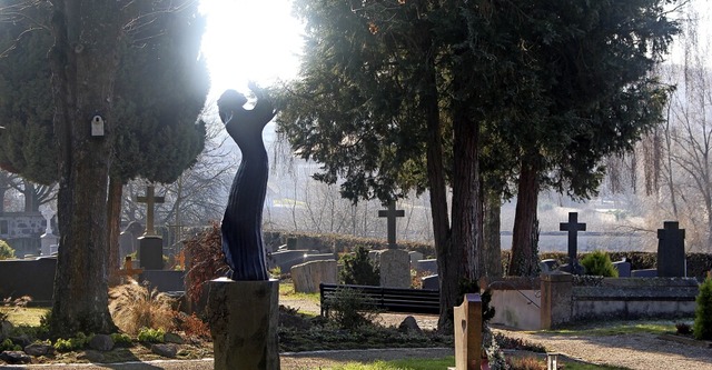 &#8222;Zum Licht&#8220; heit die von ...igur auf dem Friedhof in Oberrotweil.   | Foto: Eva Buchholz