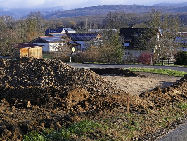 Auf einem Acker an der Kreisstrae ist...tte fr die Zeit des Breitbandausbaus.  | Foto: Victoria Langelott