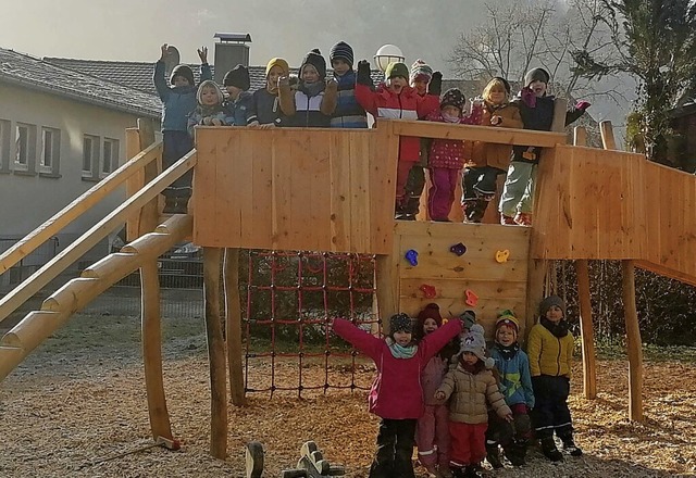 Die Kinder freuen sich ber das Klettergerst.   | Foto: Kita St. Landelin