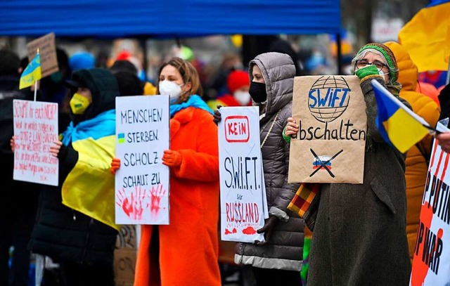 Demonstrantinnen fordern, Russland aus...ternationale Zahlungen auszuschlieen.  | Foto: JOHN MACDOUGALL (AFP)