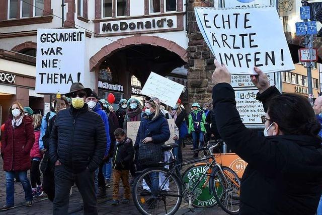 Gericht entscheidet pro Maskenpflicht auf Corona-Demo in Freiburg