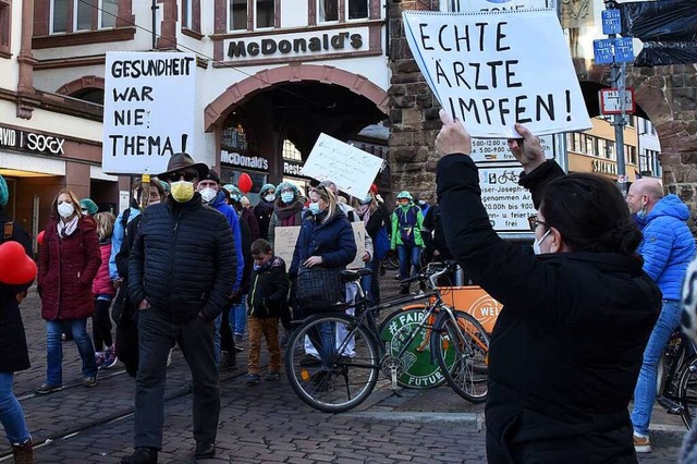 Auch bei den Demos der Manahmenkritiker bleibt es bei der Maskenpflicht.  | Foto: Rita Eggstein