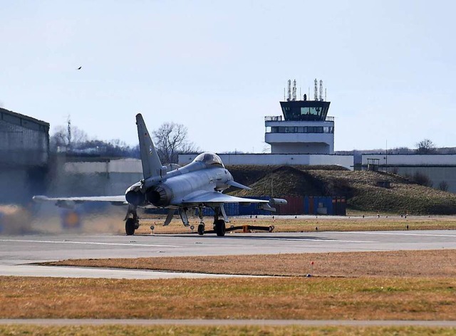 Eurofighter der Bundeswehr in  Neuburg...e der Nato in Rumnien verlegt werden.  | Foto: Felix Hrhager (dpa)