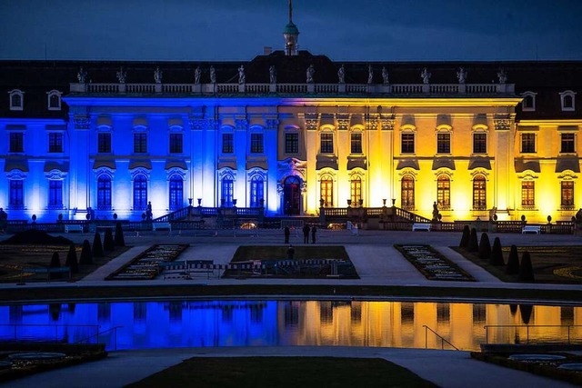 Das Ludwigsburger Schloss in den Farben der Ukraine  | Foto: Christoph Schmidt (dpa)