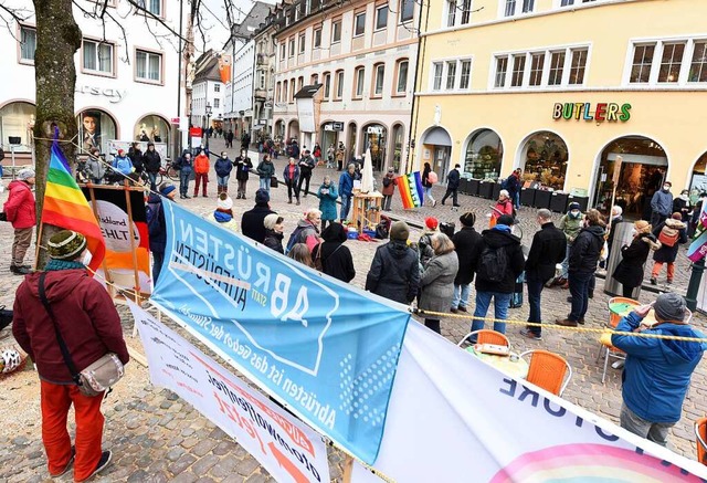 Freiburgs Friedens-Mahnwache am Tag nach Kriegsbeginn in der Ukraine  | Foto: Rita Eggstein