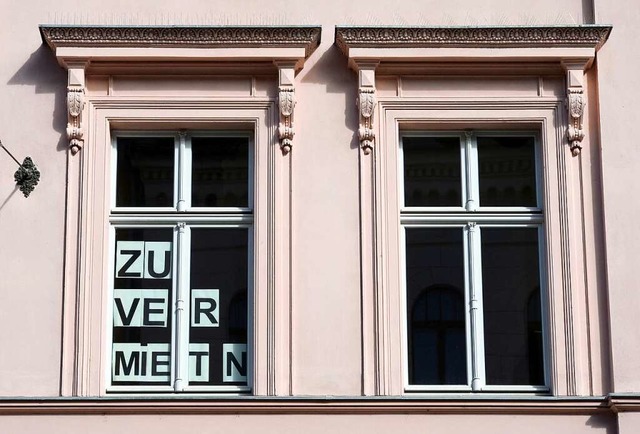 Selten steht es wie hier in Fenstern, ...Wohnraum zu vermieten ist (Symbolfoto)  | Foto: Ralf Hirschberger
