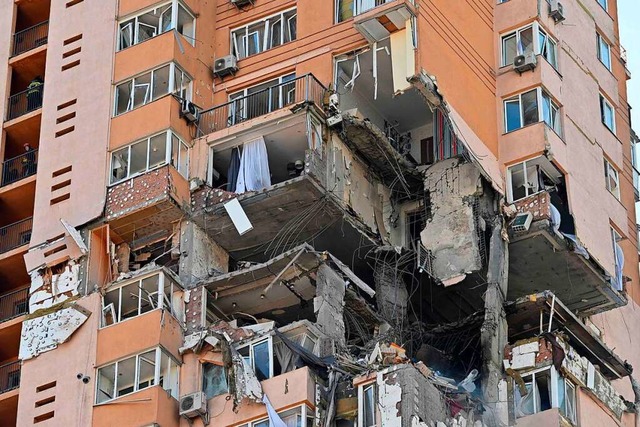 Ein Loch klafft am Samstag in einem Wohnblock in Kiew.  | Foto: GENYA SAVILOV (AFP)