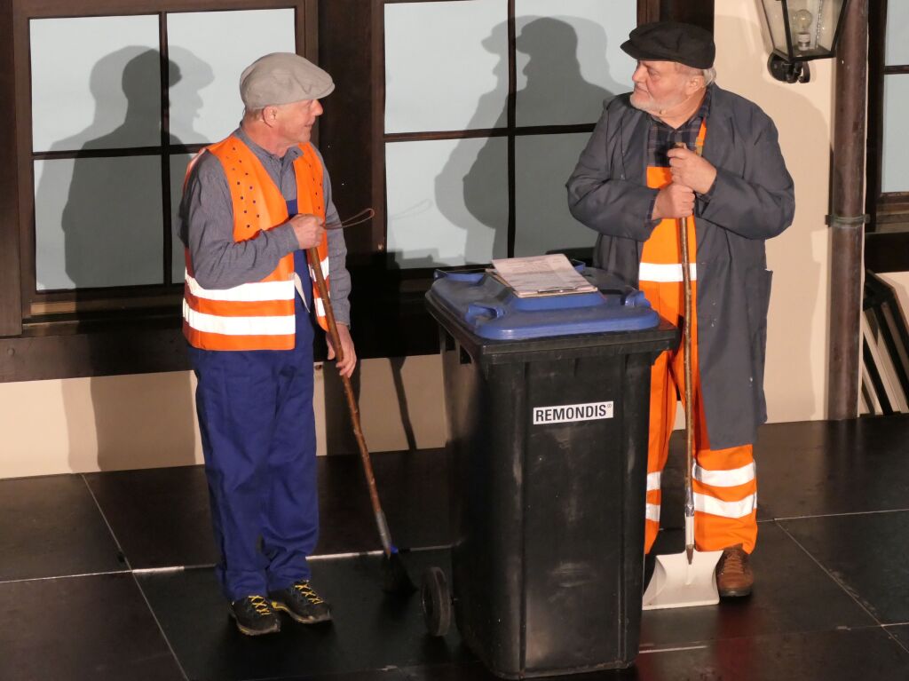 Die Straenkehrer Beseli (Andy Mller) und Schufeli (Ernst Burghardt) machten sich Gedanken ber Staufener Begebenheiten.