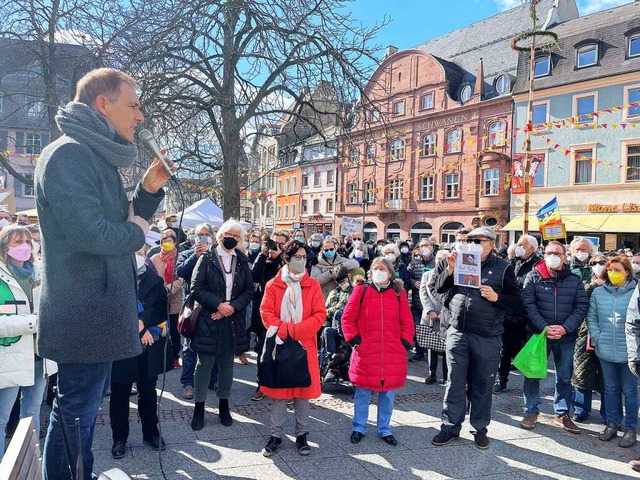 Mehrere hundert Menschen beteiligten s...r Demo gegen den Krieg in der Ukraine.  | Foto: Barbara Ruda